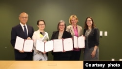 美台官员在华盛顿附近的美国在台协会总部见证美台签署《21世纪贸易倡议》首批协定。自左至右:台湾行政院政务委员邓振中,台湾驻美代表萧美琴、美国在台协会执行理事蓝莺、美国副贸易代表比安奇,以及美国在台协会理事主席劳拉·罗森伯格。(2023年6月1日,台湾行政院经贸谈判办公室提供)