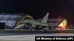 英国皇家空军台风战机在完成袭击胡塞武装的行动后返回在塞浦路斯阿克罗蒂里的英国皇家空军基地。(2024年1月12日)