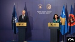 北约秘书长斯托尔滕贝格同科索沃总统奥斯曼尼共同举行记者会。(2023年11月20日)