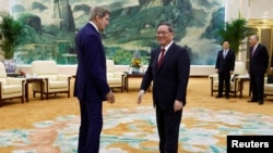 美国气候问题特使约翰·克里(John Kerry)2023年7月18日在北京会晤中国总理李强。(媒体联访照片)