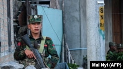 资料照片:缅甸掸邦反政府武装人员在占领的乡镇站岗。(2023年11月9日)