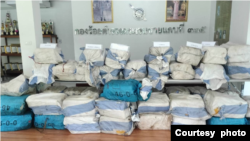 ထိုင်းနိုင်ငံ၊ ချင်းဒေါင်းမြို့နယ်မှာ ထိုင်းနယ်ခြားစောင့်တပ်နဲ့ တော်ဝင်ရဲတပ်ဖွဲ့တို့က ဖမ်းဆီးခဲ့တဲ့ မြန်မာပြည်ဘက်ကဝင်လာတဲ့ စိတ်ကြွဆေးပြားထည့်ထားတဲ့အိိတ်များ။ (သြဂုတ်လ ၂၉၊ ၂၀၂၄/ထိုင်းနယ်ခြားစောင့်တပ်)