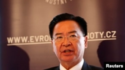 台湾外交部长吴钊燮在访问捷克期间在布拉格举行的“欧洲价值峰会”上发表讲话。(2023年6月14日)