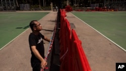 前香港民监会发言人和支联会副主席蔡耀昌在香港被关闭的维多利亚公园。(2023年5月29日)