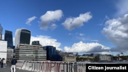 10月14日伦敦青年反共组织中国反贼(China Deviants)在伦敦桥发起了四通桥事件一周年纪念活动,呼吁中国当局释放彭立发,并且呼吁世界各国倾听中国人追求民主的声音。