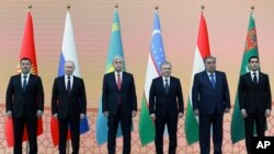 资料照片:左起,吉尔吉斯斯坦、俄罗斯、哈萨克斯坦、乌兹别克斯坦、塔吉克斯坦和土库曼斯坦总统于2022年10月14日在哈萨克斯坦阿斯塔纳举行的俄罗斯-中亚峰会上合影。
(哈萨克斯坦总统新闻办公室供稿,美联社发布)