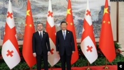 2023年7月28日,格鲁吉亚总理加里巴什维利在四川省成都市与中国国家主席习近平会面。(照片由格鲁吉亚政府提供)