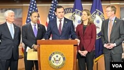 美国国会众议员中共问题特设委员会主席麦克·加拉格尔(图中)2024年3月6日在国会山召开记者会发表讲话。(美国之音记者李逸华摄)