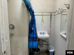 公寓里老人的公共洗澡间 (美国之音/张木林)