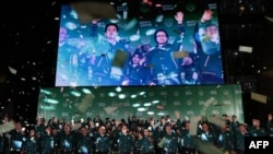 台湾民进党总部外的巨幅电子屏上显示的台湾总统当选人赖清德和副总统当选人萧美琴在民进党总部外参加胜选集会。(2024年1月13日)