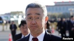 资料照:中共前领导人胡锦涛之子、时任浙江丽水市委书记胡海峰前往北京人大会堂出席全国人大会议闭幕式。(2019年3月15日)