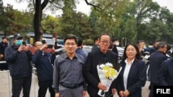 2023年11月2日,到北京八宝山给李克强总理送葬的部分民众,持花束者为知名企业家、新东方创建人俞敏洪。(网友转发微信图片)