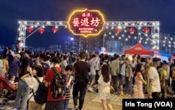 湾仔海滨艺游坊市集10月1日晚10时半左右,中国国庆烟花汇演结束后重开,由于严格的人流管制,市集入口处大批市民聚集 (美国之音/汤惠芸)