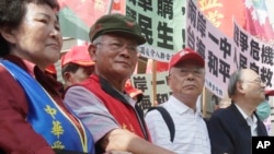 资料照片:台湾人民共产党主席林德望(左二)在台美国防工业论坛期间在台北国际会议中心外举行抗议活动。台湾检察官起诉了林德望和该党副主席郑建炘,指控他们与中国勾结,企图影响明年的总统和立法委员选举。(2023年5月3日)