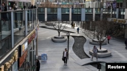 人们行走在北京的一个购物区。(2023年12月6日)