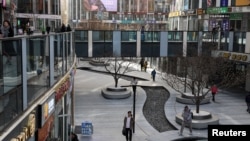 人们行走在北京的一个购物区。(2023年12月6日)