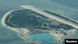 资料照:鸟瞰菲律宾控制的派格阿萨岛(中国称中业岛)机场跑道工程。