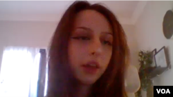 资料照片:Zoom视频截图显示18岁的罗妮·沙拉巴尼 (Roni Sharabani)2023年10月13日在以色列家中描述她在哈巴斯和以色列冲突中的遭遇。