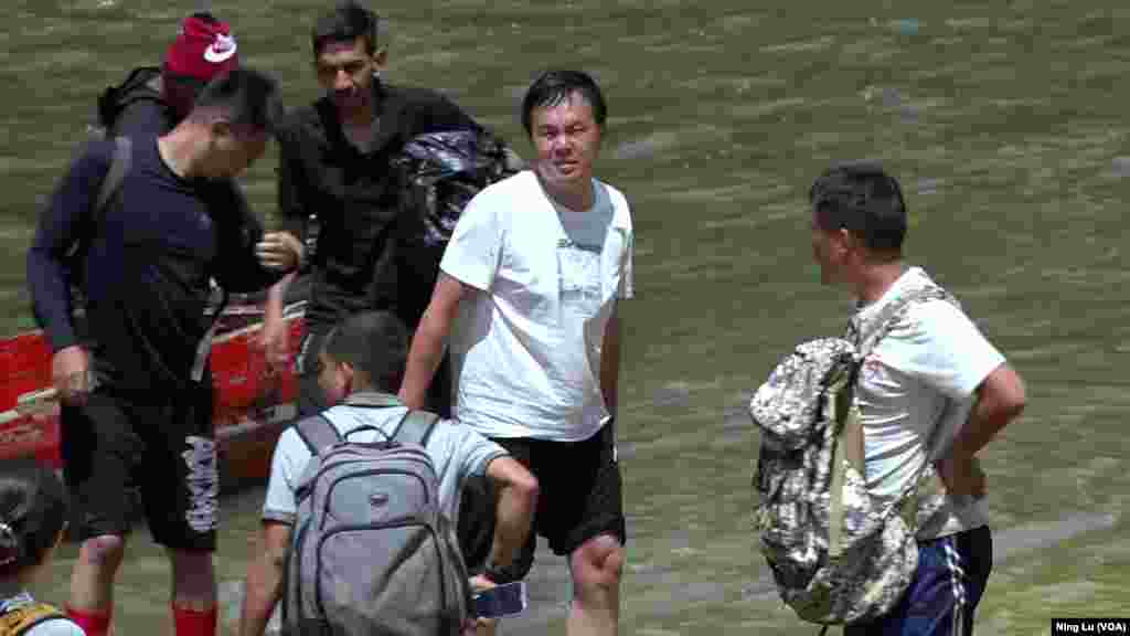 2024年2月23日,抵达拉哈斯布兰卡斯移民接收点的中国走线客下船。