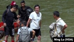 Di dân Trung Quốc rời thuyền tại Lajas Blancas, tỉnh Darien, Panama, ngày 23/2/2024.