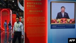 上海举办的中国国际进口博览会中国展台上显示的中国领导人习近平的视频。(2023年11月5日)