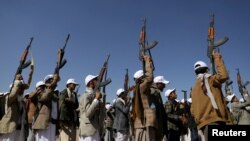 胡塞武装分子在也门萨那附近参加一场抗议美国领导的对胡塞武装目标进行打击的集会。(2024年1月25日)