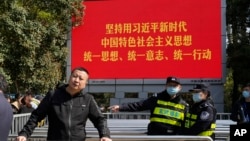 中国江苏省南京中山陵入口处的一幅宣传习近平新时代的宣传标语。(2023年3月28日)