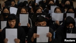 资料照:在印度新德里的藏人青年手举白纸支持中国大陆的白纸运动。(2022年12月2日)