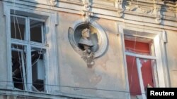 2023年11月6日,在乌克兰敖德萨,在俄罗斯导弹袭击现场附近看到的破碎的窗户。(路透社照片)