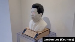 伦敦“白纸周年”艺术展上的习近平3D头像。(美国之音 李伯安)