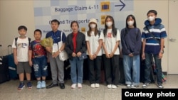 Gia đình ông Vàng Đức Sơn đến phi trường quốc tế ở Minnesota ngày 14/9/2023. Photo: Vang Chi Minh.