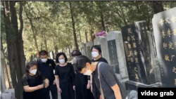 2023年6月4日,天安门母亲群体部分成员在北京万安公墓集体向六四死难者致祭。不远处疑似有便衣人员监视。(天安门母亲提供视频截图)