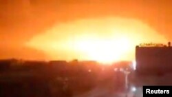 2024年1月18日发布的一段视频截图显示了美国领导的对也门达马尔胡塞武装目标的袭击。(路透社照片)