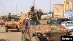 准备离开尼日尔的法国军队驶过首都尼亚美街头。(20232年10月10日)