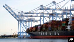资料照:一艘台湾阳明海运股份有限公司的集装箱船正在美国华盛顿州塔科马港卸货。(2021年1月7日)
