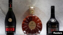 资料照:在法国巴黎人头马君度SA总部展示的人头马 VSOP干邑、人头马XO干邑和圣人头马XO白兰地的瓶子。