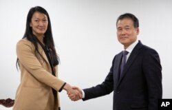 2023年10月17日,韩国统一部长官金暎浩(右)与美国朝鲜人权问题特使朱莉·特纳(Julie Turner)在韩国首尔综合政府大楼会晤前握手.