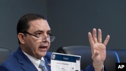 资料照片:库埃拉众议员在众议院的一次听证会上讲话。(2023年3月29日)