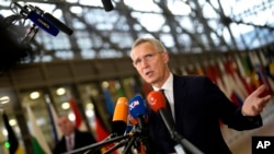 北约秘书长延斯·斯托尔滕贝格于2023年11月14日抵达布鲁塞尔欧洲理事会大楼参加欧盟外交部长和国防部长会议时接受媒体采访。欧盟国家承认他们明年3月前为乌克兰提供100万枚炮弹和导弹的目标无法实现。 (美联社照片)