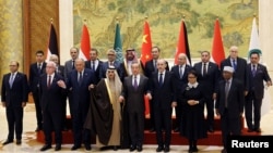 中国外长王毅在北京钓鱼台国宾馆会见一个由阿拉伯国家与伊斯兰国家外长组成的代表团。(2023年11月20日)