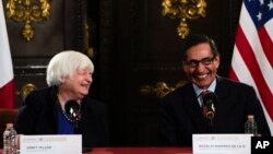 美国财政部长耶伦(左)与墨西哥财政部长罗赫略·拉米雷斯·德拉奥(Rogelio Ramirez de la O)在墨西哥城举行的记者会上。(2023年12月7日)