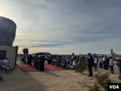 2023年12月10日（星期天）“国际人权日”，中国大陆逃亡香港历史纪念碑揭幕仪式现场 (美国之音 张木林)