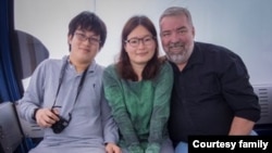 资料照片:艾米丽·陈 (Emily Chen) 2018年与儿子以及丈夫马克·伦特 (Mark Lent) 乘坐香港太平山顶缆车。