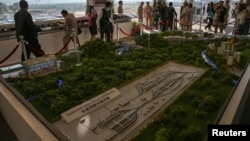 资料照:泰国呵叻府举行的泰中合作曼谷至廊开高铁建设奠基仪式上展出的高铁站模型。(2017年12月21日)