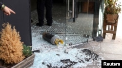 2023年10月9日,伦敦戈尔德斯格林的一家犹太餐厅在一座写有“自由巴勒斯坦”的桥附近遭到破坏。(路透社照片)