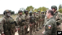 资料照片:俄罗斯国安会副主席德米特里·梅德韦杰夫在访问俄罗斯控制的乌克兰顿涅茨克地区的军事训练场时同俄罗斯军人讲话。(2023年9月15日)