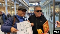 资料照:英国网红钢琴家布兰丹-卡瓦纳(Brendan-Kavanagh 右)1月26日在伦敦圣潘克拉斯国际车站。(美国之音/李伯安)