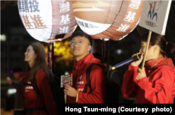 康骏铭 (中)在竞选活动中 (图片来源:康骏铭 ‧ 台湾基进 脸书网页)