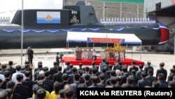 朝鲜中央通讯社(KCNA)2023年9月8日发布的这张照片显示,朝鲜领导人金正恩出席了朝鲜新型战术核攻击潜艇的下水仪式。