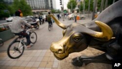 资料照:北京街头象征经济繁荣股市强劲的牛塑像。(2015年5月6日)